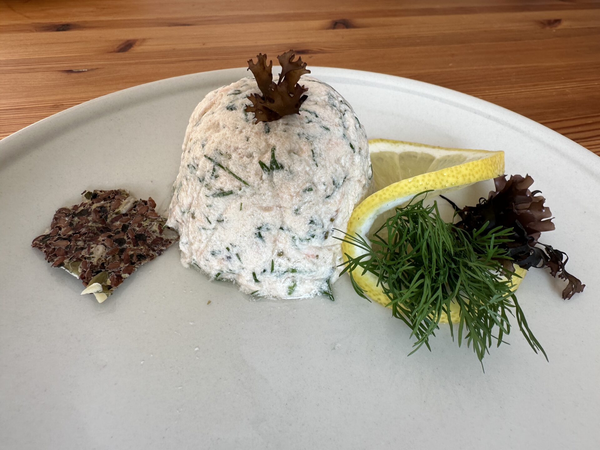 Laksemousse med tang som stivelse